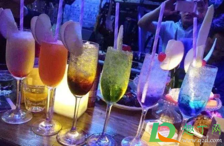 酒吧蹦迪几点开始几点结束(酒吧蹦迪一般几点开始)