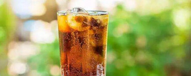 可以但碳酸饮料应少喝(碳酸饮料不能多喝)