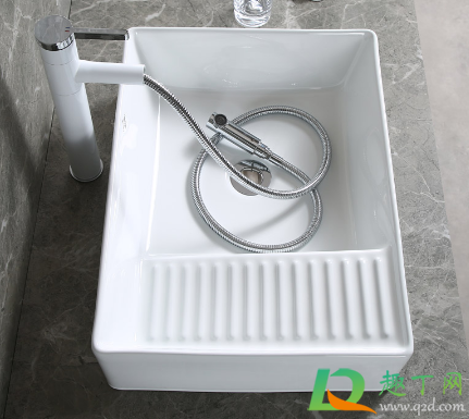 洗手台水垢可以用钢丝球吗(钢丝球能擦淋浴房玻璃水垢吗)