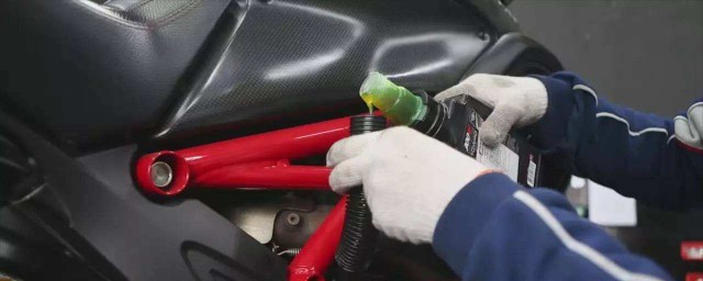 教大家如何换摩托车机油(摩托车机油怎么换?)