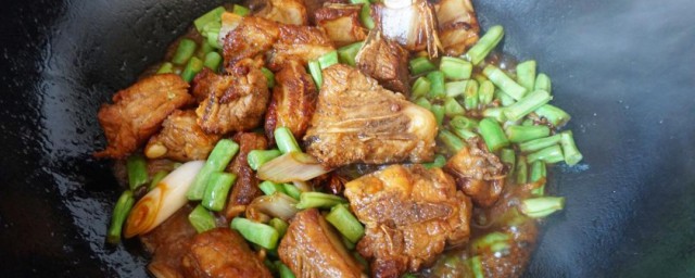 豆角焖排骨简单的美味(家常豆角炖排骨)