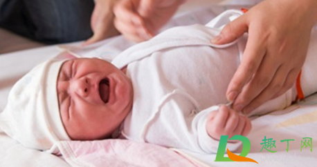 抓住手或手腕拽拉婴儿很危险(不小心用力拉扯孩子的手) 抓住手或手腕拽拉婴儿很危险(不小心用力拉扯孩子的手)