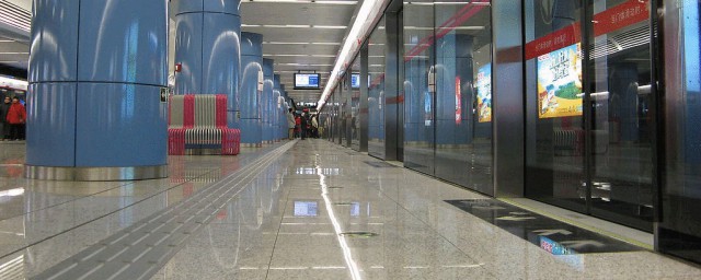 这一天地铁正常运行(地铁一整天都在运行吗)