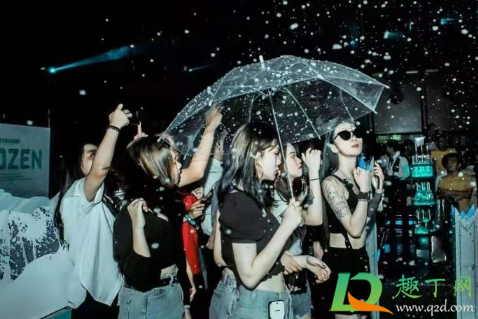 酒吧不交钱可以进去蹦吗(去酒吧直接进去不给钱可以直接蹦迪吗)