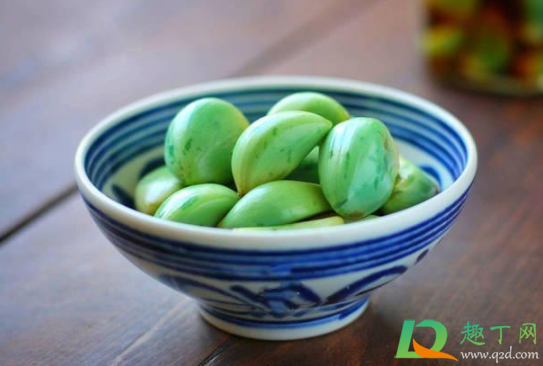  腊八蒜是蓝色还是绿色