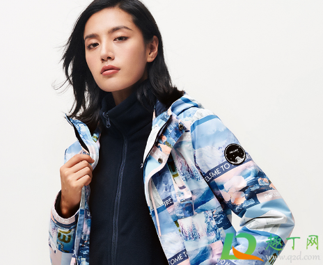 刚买的冲锋衣为何有种塑料味(新买的冲锋衣味道大为什么)