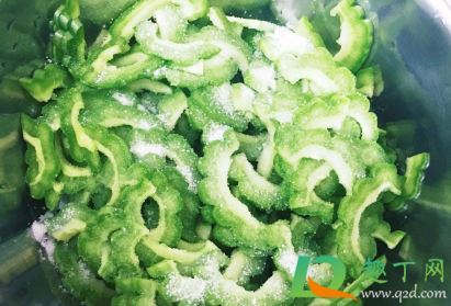 苦瓜用盐腌一晚可以吗(苦瓜放盐腌制多久)