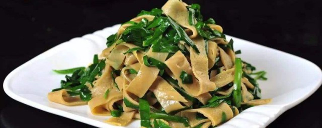 韭菜炒豆腐皮简单又下饭(豆腐皮炒韭菜怎么做好吃窍门)