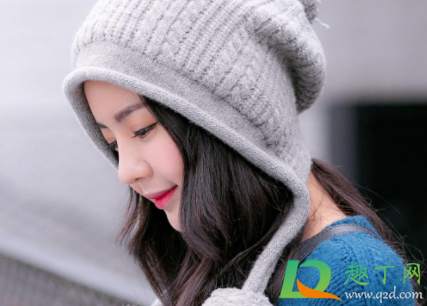 冬天戴白色帽子还是黑色帽子(夏天戴白帽子还是黑帽子)