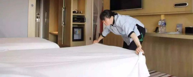 酒店客房铺床过程及步骤?(酒店铺床的步骤)