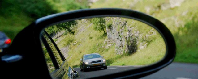 行车过程中做好防御性驾驶的方法(简述如何做好防御性驾驶)