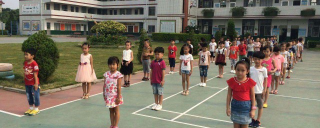 男孩一般在7岁左右上一年级比较好(男孩七岁上一年级好还是八岁上一年级好)