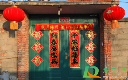 春联粘门上怎么撕(怎么贴春联好撕)