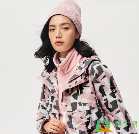 刚买的冲锋衣为何有种塑料味(新买的冲锋衣味道大为什么)