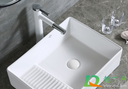 洗手台水垢可以用钢丝球吗(钢丝球能擦淋浴房玻璃水垢吗)