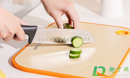 硅胶砧板上有黑点怎么清理(砧板有黑点怎么回事)