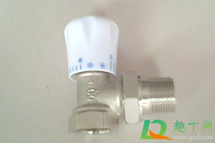 暖气片上两个温控阀怎么调(暖气片旁边的温控阀门怎么调节)