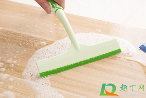 擦玻璃用什么擦最干净(擦玻璃用什么擦最干净小妙招视频)