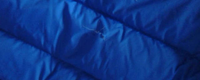 羽绒服被烫了一个小洞怎么办(羽绒服烫了一个小洞没事吧)