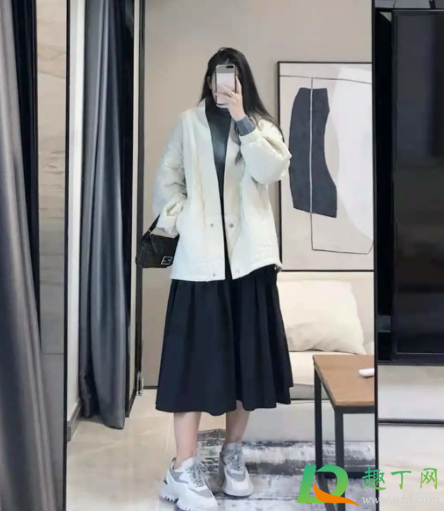 金丝绒长裙和大衣配吗(金丝绒大衣怎么搭配)
