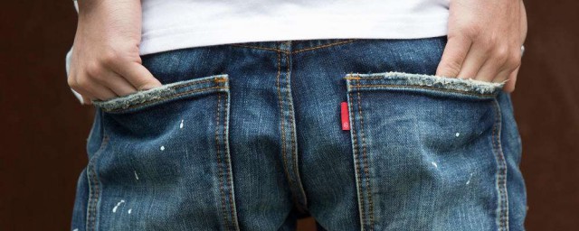 长牛仔裤怎样卷裤角?(如何用牛仔裤卷牛角)