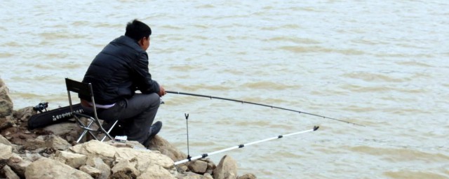 江河钓鱼技巧(江河钓鱼技巧与饵料)