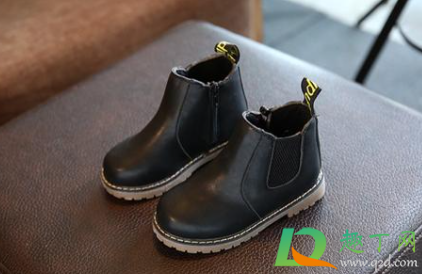 马丁靴哪种皮好(马丁靴和皮鞋哪个好)