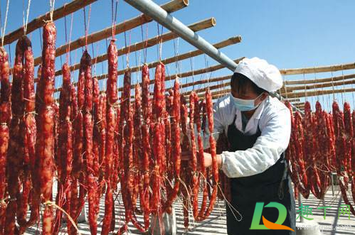 香肠晒后为什么不红(香肠晒了几天还是软软的)