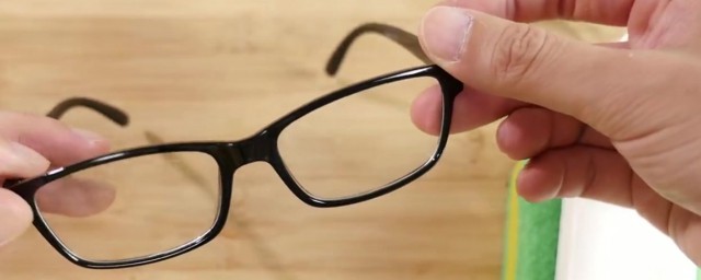 带口罩时眼镜怎么能不起雾(戴上口罩怎样能眼镜上不起雾)