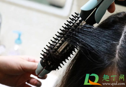 卷发棒用着头发冒烟是质量不行吗(卷发棒冒烟有味道) 卷发棒用着头发冒烟是质量不行吗(卷发棒冒烟有味道)