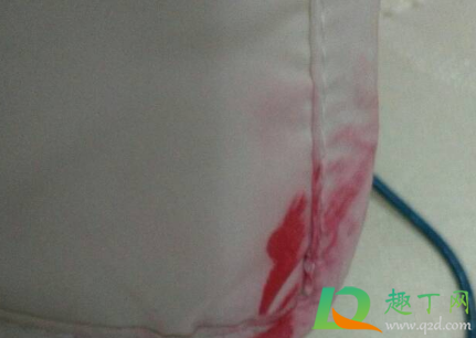 羽绒服上弄到红墨水了怎么洗(红笔墨弄到羽绒服上怎么洗)
