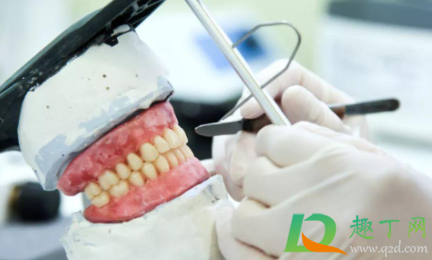 清洗假牙齿用什么清洗(假牙用啥清洗)