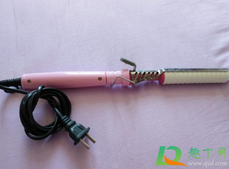 卷发棒用着头发冒烟是质量不行吗(卷发棒冒烟有味道)