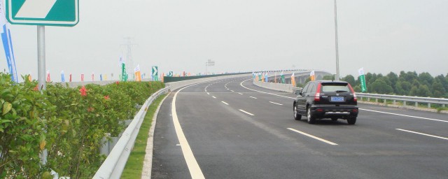 没有限速标志的路段限速值怎么判断?(没有限速标志的路段怎么判断超速)