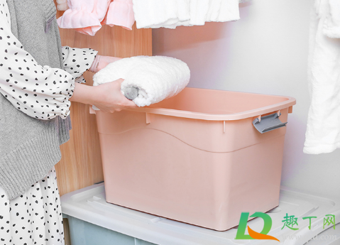 塑料收纳箱装衣服会受潮吗(塑料箱子放衣服容易潮吗)