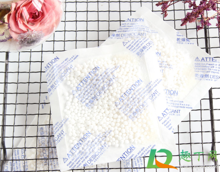 除湿剂水滴在地上怎么清除(除湿剂里面的水漏了怎么处理)