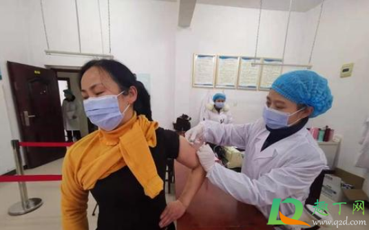 打新冠疫苗吃饭去还是空肚子(打新冠疫苗吃饭还是空腹)