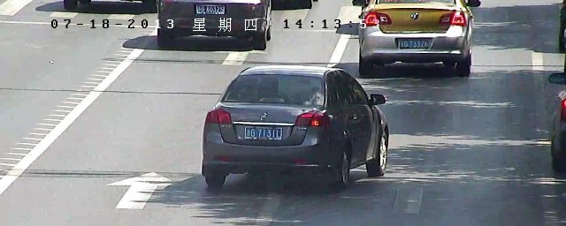 开车哪些情况算是压线违章?(开车在路上压线扣分吗)