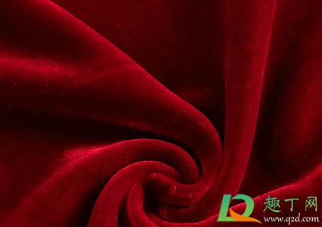 金丝绒长裙和大衣配吗(金丝绒大衣怎么搭配)