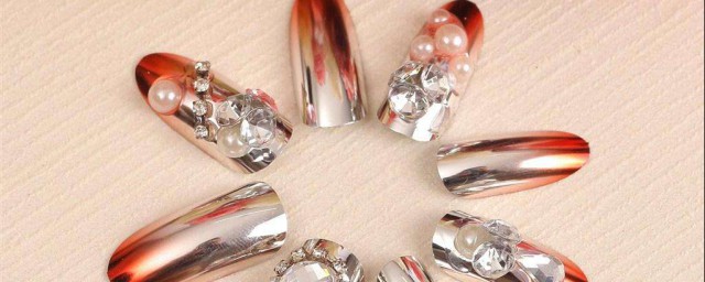 怎样快速卸掉美甲店的指甲油(怎样去掉美甲的指甲油)