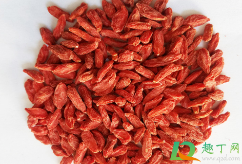 袋装枸杞粘在一起还能吃吗(枸杞子粘在一起还能吃吗)