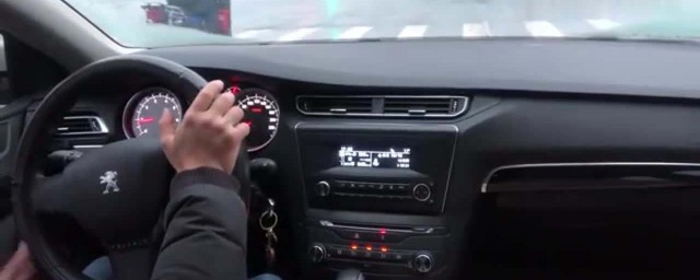 手动挡红绿灯停车步骤(手动档红灯停车步骤)