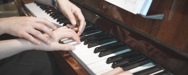 初学者要怎么训练弹钢琴左右手熟练度(初步练钢琴怎么练)