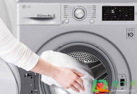 羽绒服上弄到红墨水了怎么洗(红笔墨弄到羽绒服上怎么洗)