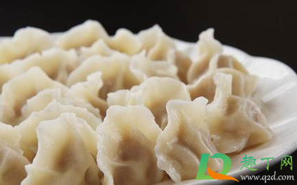 水饺怎么煮不粘在一起(水饺煮出来放在一起怎么能不粘一块)