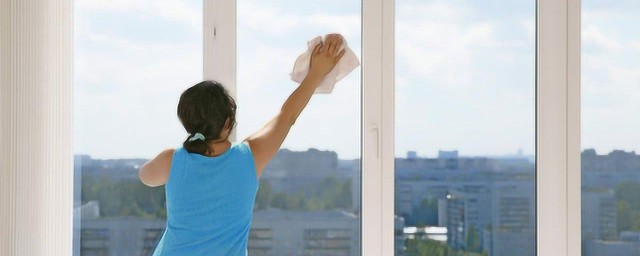 教你轻松擦玻璃窍门(擦玻璃小窍门儿)