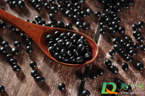 黑豆醋泡两三年还能食用吗(黑豆泡醋两年还能吃吗)