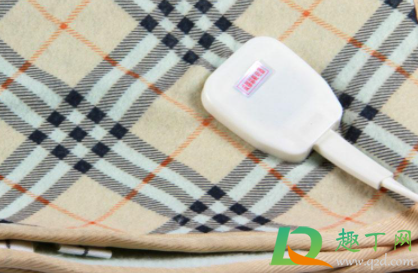 电热毯上面能铺棉被吗(电热毯能不能铺在棉絮上面)