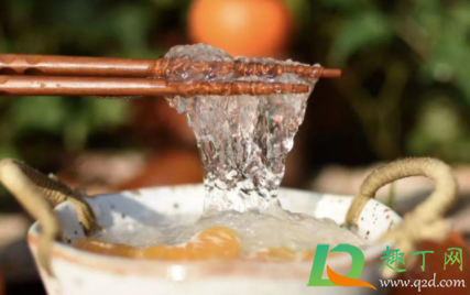 泡好的燕窝有异味还能吃吗(燕窝泡出来有味道)