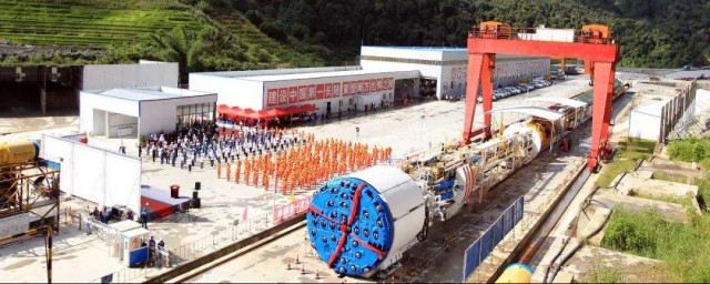 中国自主研发最大的盾构机直径有多大(国产直径最大的盾构机直径是多少)